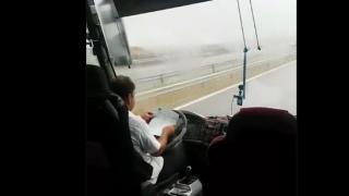 Молехме се да останем живи! 60 пътници в автобус от Бургас-Плевен видяха смъртта в очите, докато шофьорът... (ВИДЕО)