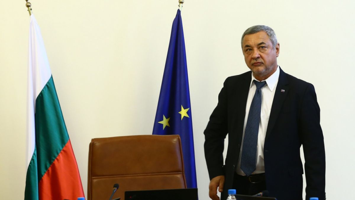 Масово недоволство срещу Валери Симеонов! Хиляди му искат оставката (СНИМКА)