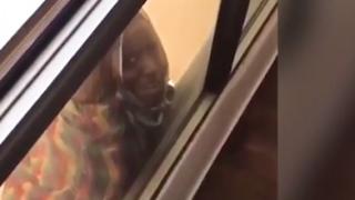 Потресаващо ВИДЕО: Домакиня снима как прислужницата ѝ виси и пада от прозорец на 7-ия етаж, вместо да и помогне