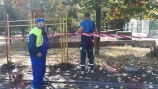 Отцепиха двора на бургаско училище заради страшна напаст (СНИМКИ)