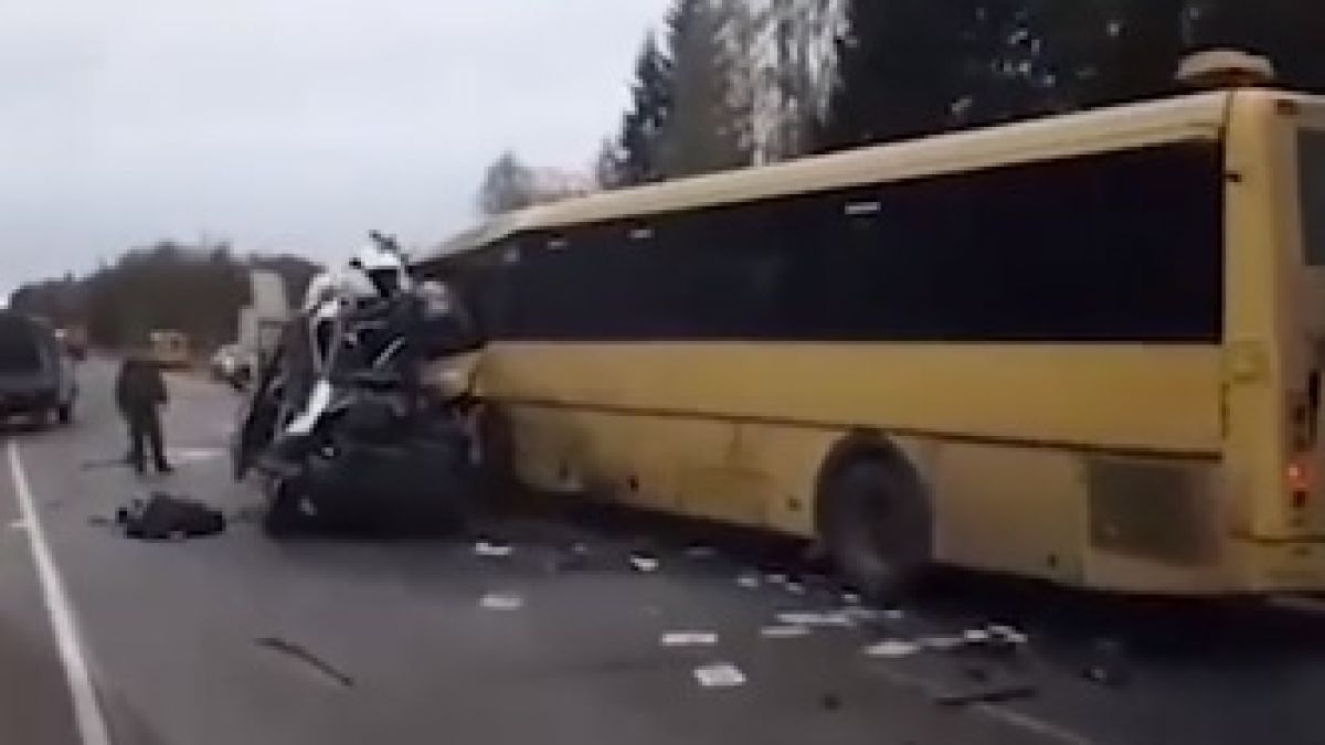 Касапница на пътя: Загинали са 13 души, 4 са ранени в меле между автобус и ван (ВИДЕО)