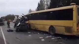 Касапница на пътя: Загинали са 13 души, 4 са ранени в меле между автобус и ван (ВИДЕО)