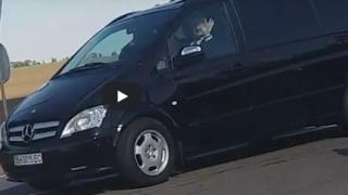 Уникално ВИДЕО! Порошенко сам вози Бойко Борисов по трасето Одеса-Рени