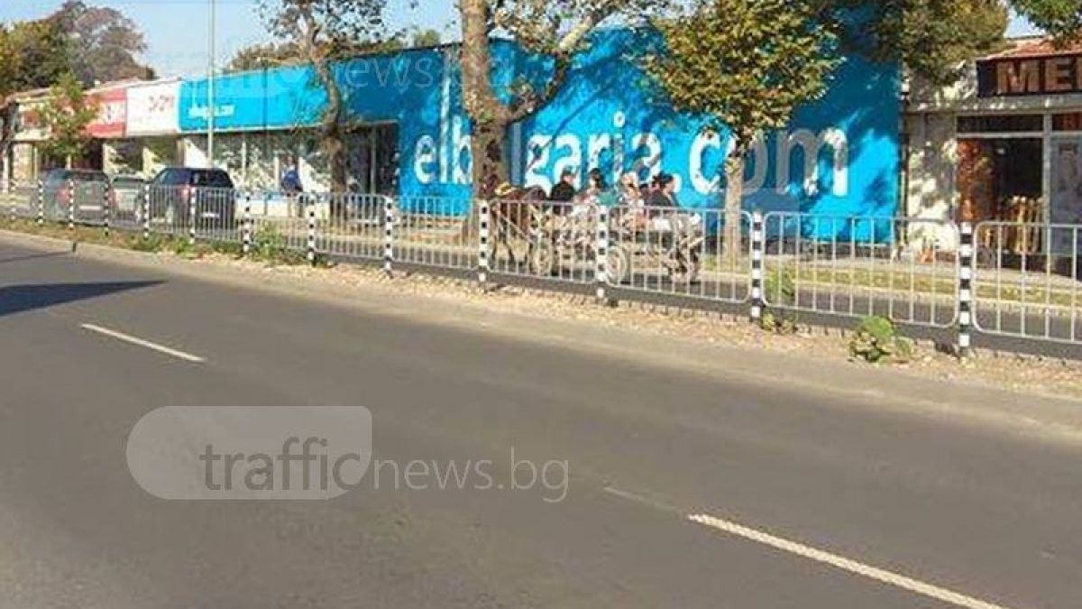 Пловдивчани се чудят и маят на тази гледка от ромската версия на Дядовата ръкавичка (СНИМКИ)