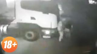 Двойка се опита да прави секс на улица, но не им се получи (ВИДЕО)