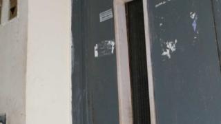 Възрастен кърджалиец отвори вратата на асансьора, пристъпи напред и се случи най-лошото