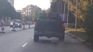 Зловеща гледка във Варна! Пикап влачи мъртво куче, издирват собственика с полиция 