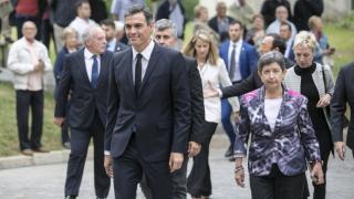 Звезди и политици се стекоха в Барселона за погребението на Монсерат Кабайе (СНИМКИ)
