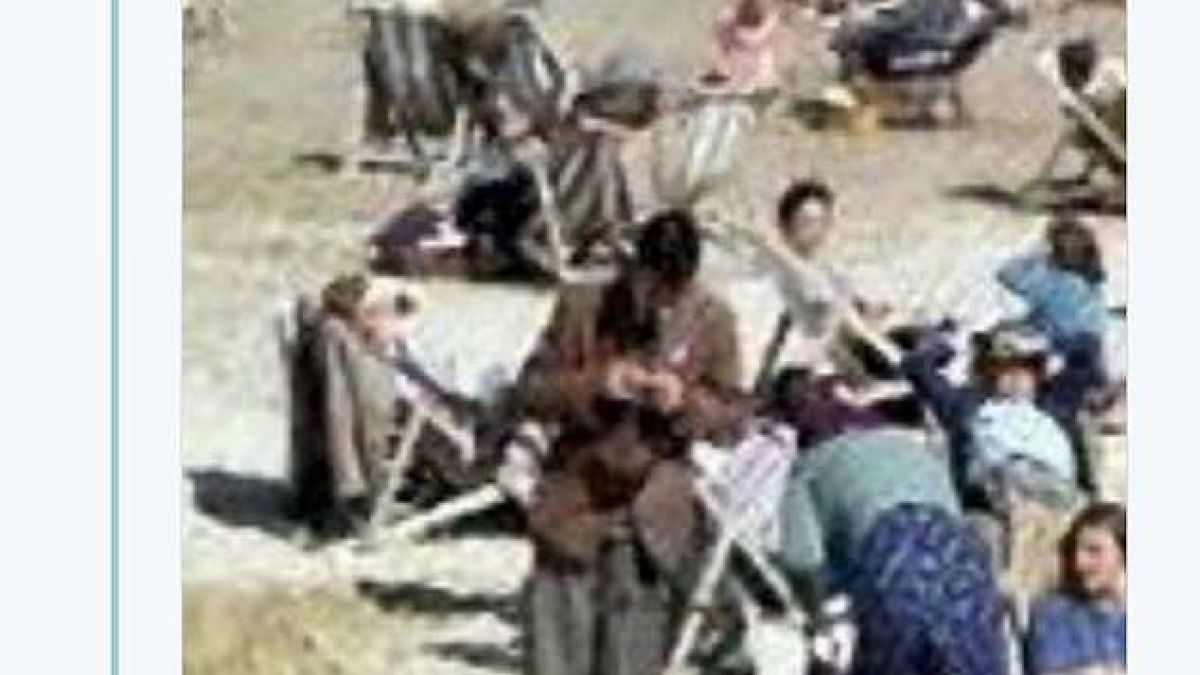 СНИМКА доказа пътуването във времето: Мъж със смартфон на плаж през 1943 година 