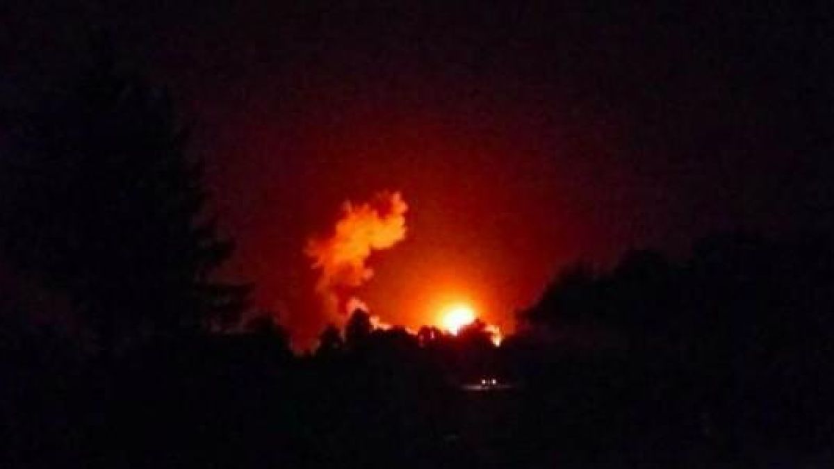 Адски взрив във военен склад в Украйна до границата с Русия, евакуират хиляди жители на Ичня, спрени са полетите  (СНИМКИ/ВИДЕО)