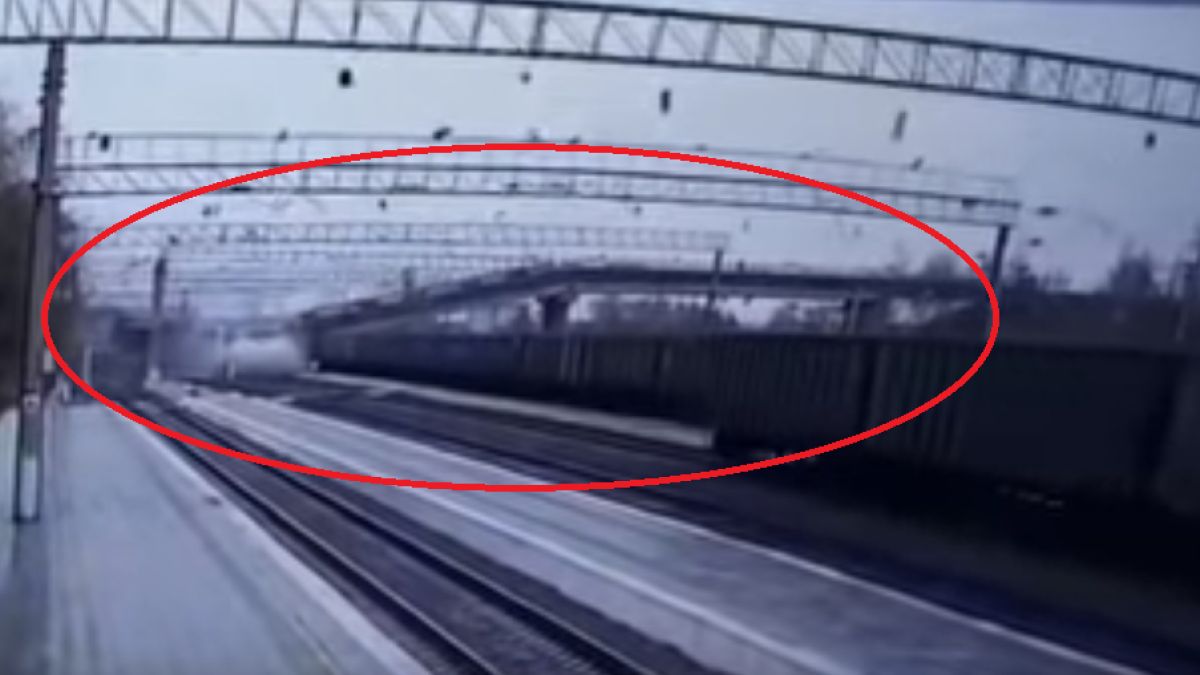 Ужас в Сибир: Мост се срути над Транссибириската линия (ВИДЕО)