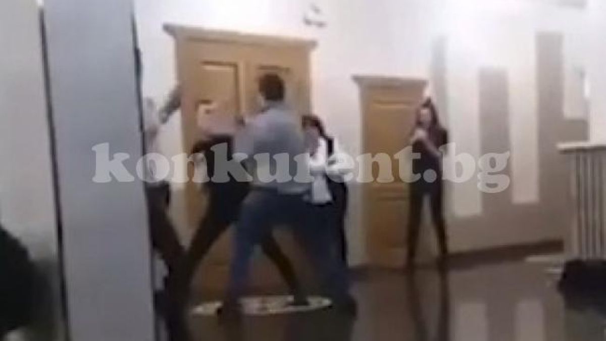 Деца се биха като обезумели в двора на школо във Вършец 