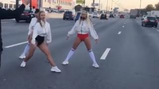 Полуголи девойки затвориха околовръстен път с похотливи танци (ВИДЕО)