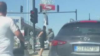 Агресия: Шофьор се нахвърли с юмруци върху мъж пред погледа на жена му и малкото им дете в София (ВИДЕО)