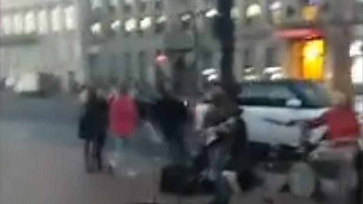Богати лекенца хвърлят пари от прозорците на колата, за да гледат как хората ги събират (ВИДЕО)
