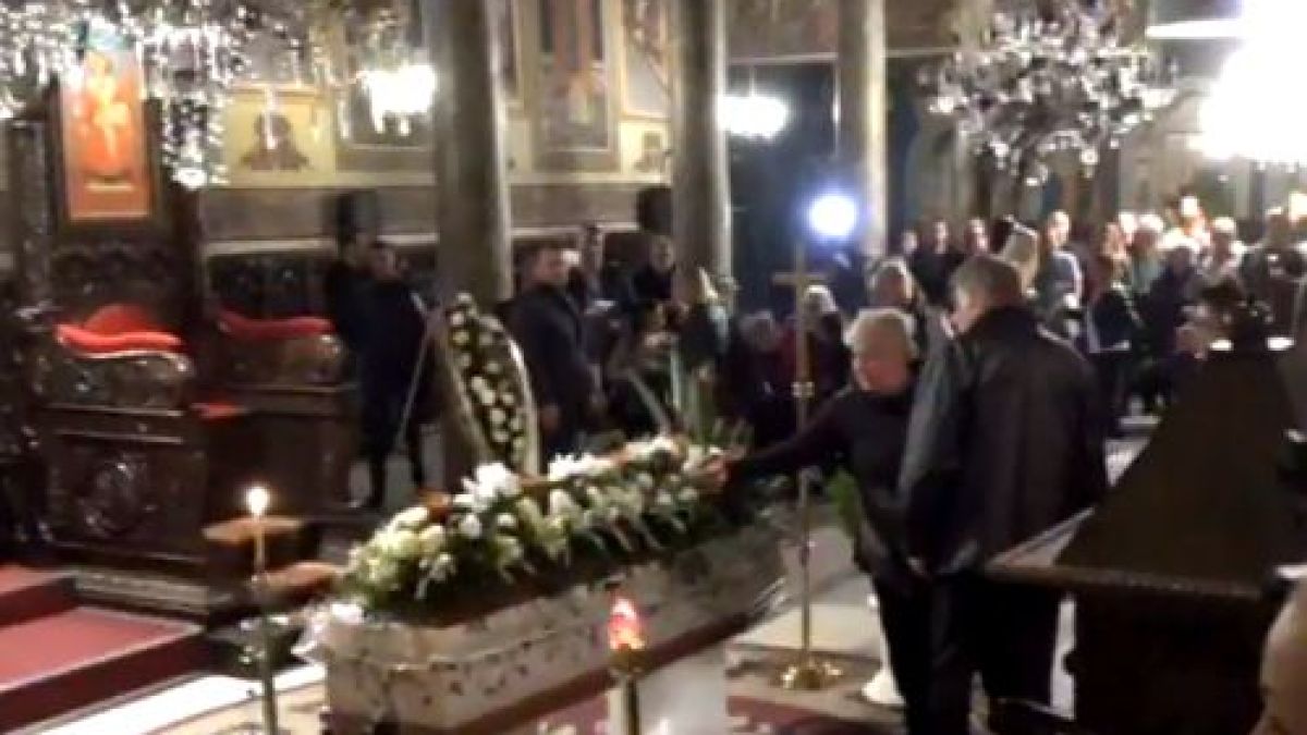 В бял затворен ковчег погребват Виктория, убита жестоко от Северин (СНИМКИ)