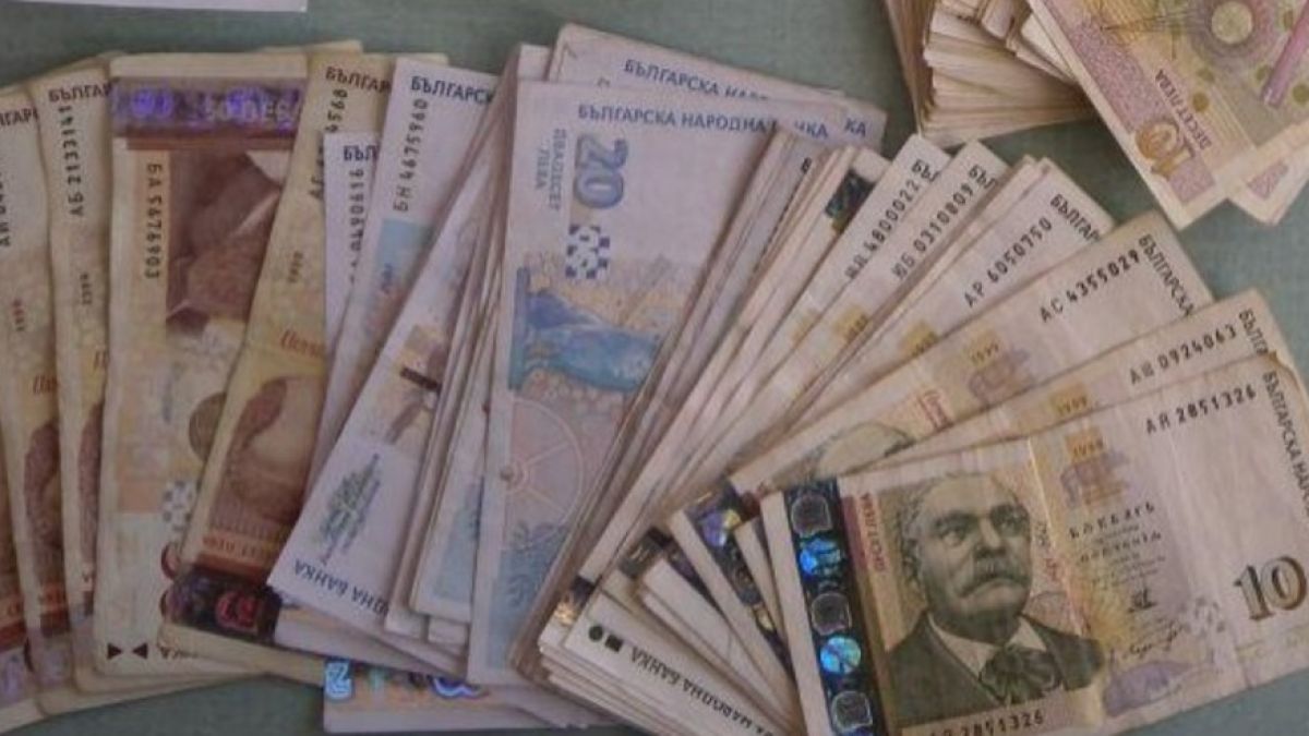 Колко българи изкарват над 100 000 лева на година?