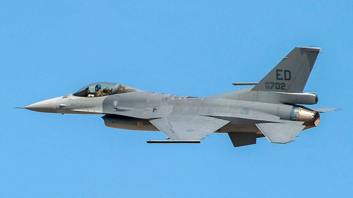 Защо 28 държави избраха F-16