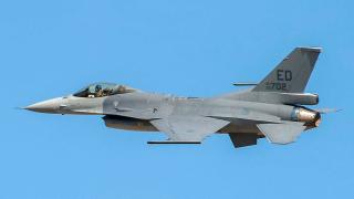 Защо 28 държави избраха F-16
