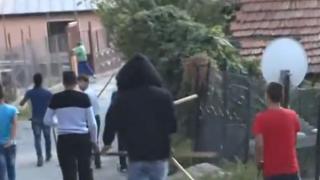 Цигани от русенския квартал "Селеметя" пак се въоръжиха с брадви, тояги и вили! Гледката е страховита (СНИМКИ/ВИДЕО)