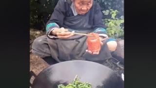 Хората видяха ключа към дълголетието в това ВИДЕО със старица