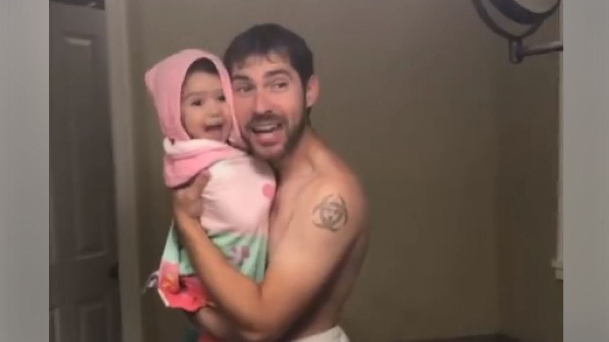 Цял свят се радва на баща и сладката му дъщеричка, заснели ето това ВИДЕО
