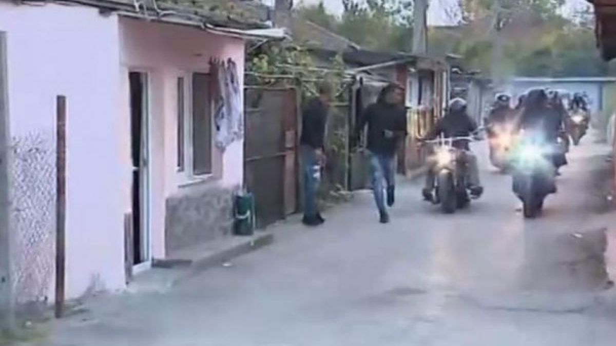 Ромската махала в Русе продължава да е под полицейска обсада, обитателите се готвят за отбрана