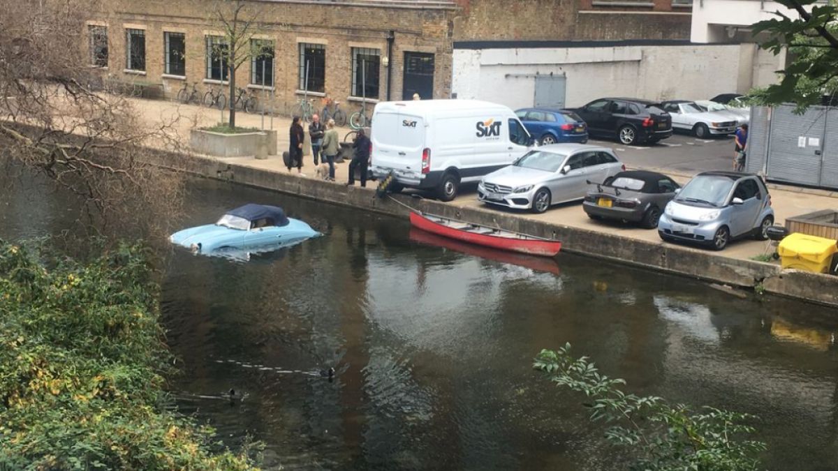 Шофьор на ван не видя рядко Porsche и го....бутна в канала (СНИМКИ/ВИДЕО)