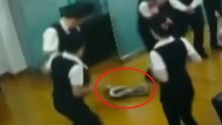 Зловещо: Питон падна от тавана на банка и... (ВИДЕО)