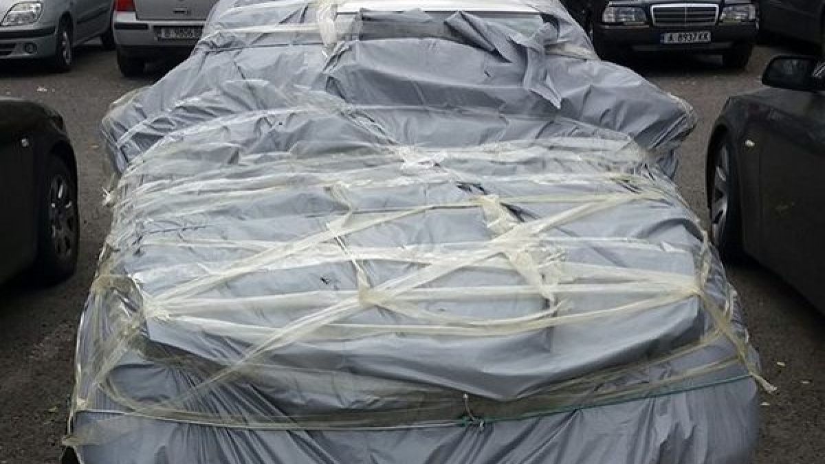 Няма да повярвате какво направи бургазлия с колата си от страх да не му я вдигне паякът (СНИМКА)
