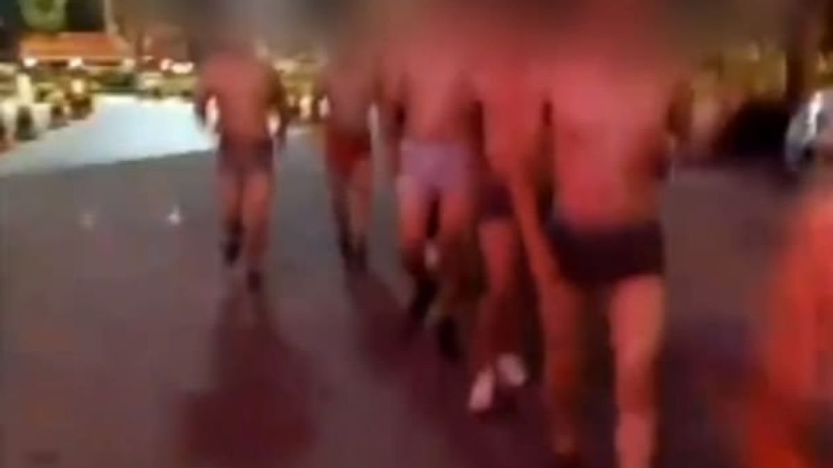 Шеф накара служителите да преминат по улиците само.... по гащи (СНИМКИ/ВИДЕО)