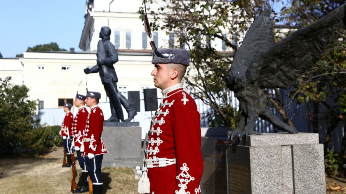 Президентът Радев призова премиера, министрите и депутатите: Замълчете!  