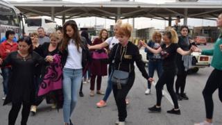 Нашенци вият кръшни хора на „Капъкуле“ след евтин шопинг в Турция (СНИМКИ/ВИДЕО)