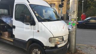 Циганка на колело предизвика зрелищно меле на натоварено кръстовище във Враца (СНИМКИ)