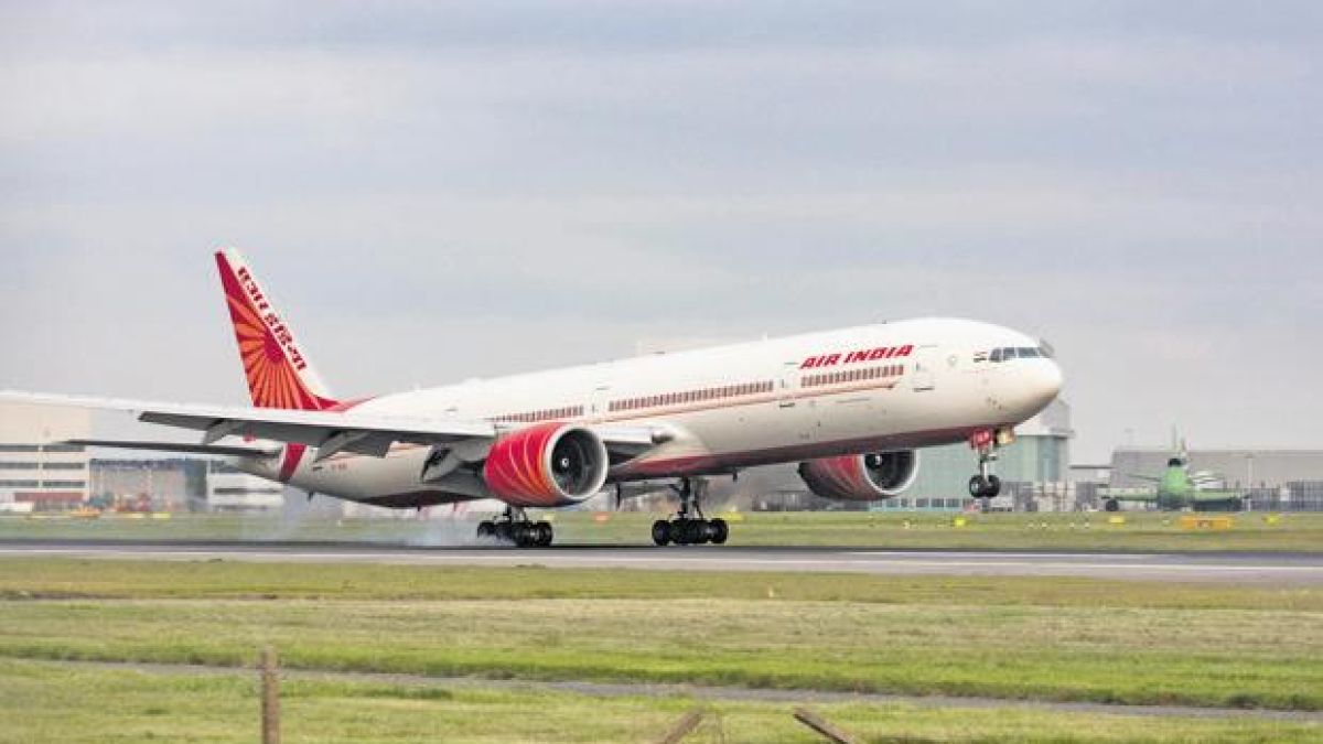 Boeing 737 се вряза в тухлена стена, но продължи полета си, пътниците ужасени и бесни (СНИМКИ)