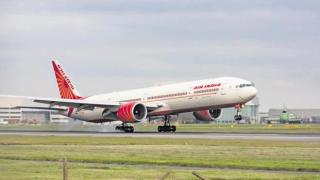 Boeing 737 се вряза в тухлена стена, но продължи полета си, пътниците ужасени и бесни (СНИМКИ)