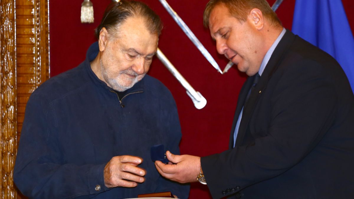 Фоторепортаж в БЛИЦ: Актьорът Васил Михайлов получи отличие за принос към МО (СНИМКИ)