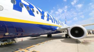 СНИМКА на екипаж на самолет на Ryanair потресе и възмути мрежата! 