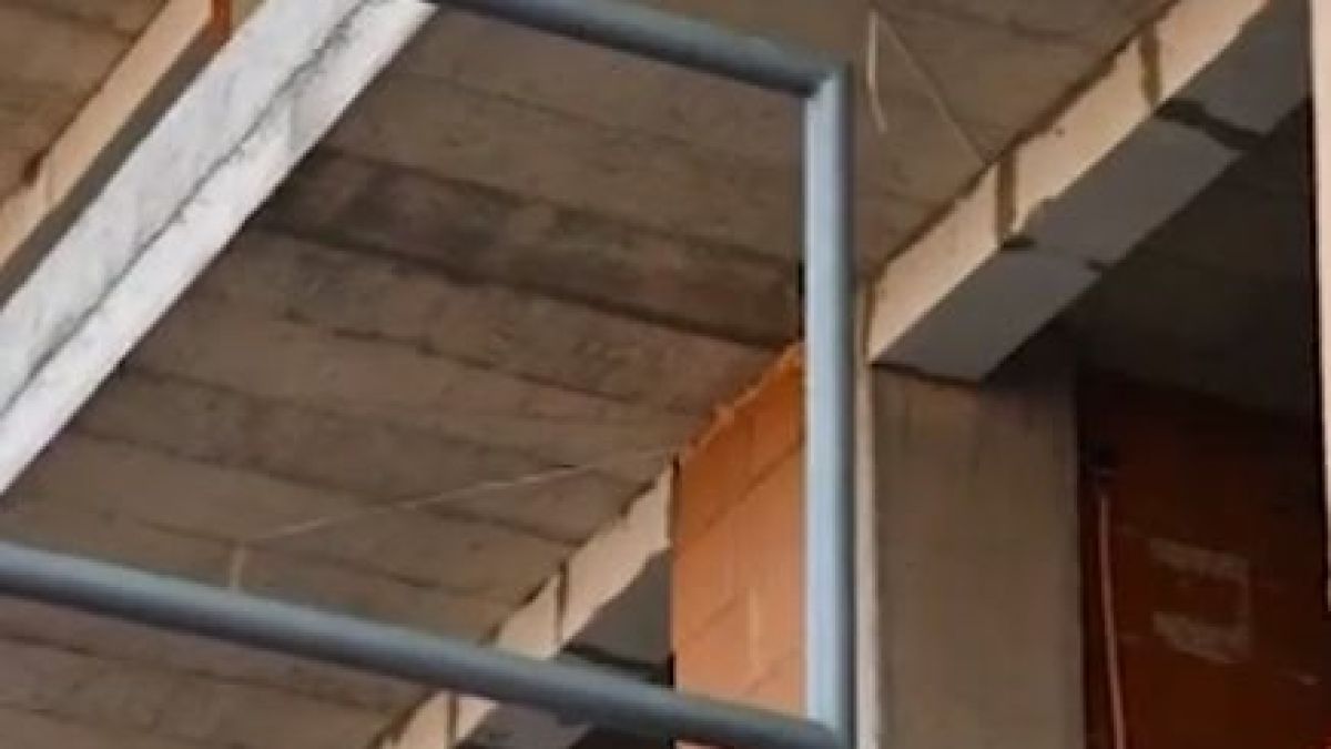 Българската инженерна мисъл пак изби рибата: Светофар “влезе“ в жилищна сграда (СНИМКИ/ВИДЕО)