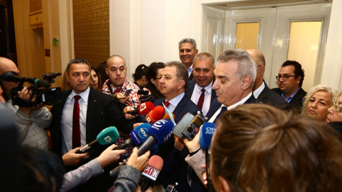 Сътресенията в "Обединените патриоти" продължават: Депутатите на Симеонов искат оставката на Сидеров (СНИМКИ)