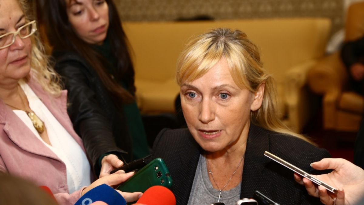 Елена Йончева и проф. Георги Михайлов се отказаха от депутатския си имунитет, Нинова и БСП ги подкрепиха
