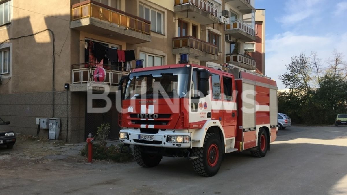 Линейка и гражданска защита влетяха във врачански блок, ето какво се случва (СНИМКИ)