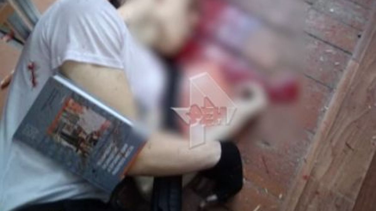Зловещи КАДРИ от библиотеката на колежа в Керч! Ето го терориста, лежащ на земята в локва кръв