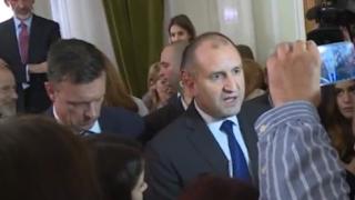 Асен Генов и шепа протестъри налазиха президента Румен Радев в Лондон