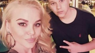 Деси Слава натика сина си в чалгата 