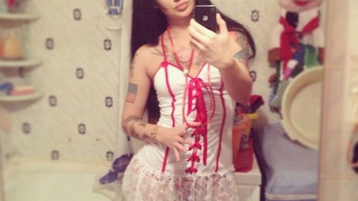 Секси лекарка възмути колегите си с искрени СНИМКИ (18+) в линейка