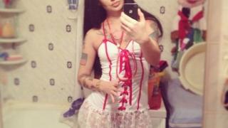 Секси лекарка възмути колегите си с искрени СНИМКИ (18+) в линейка