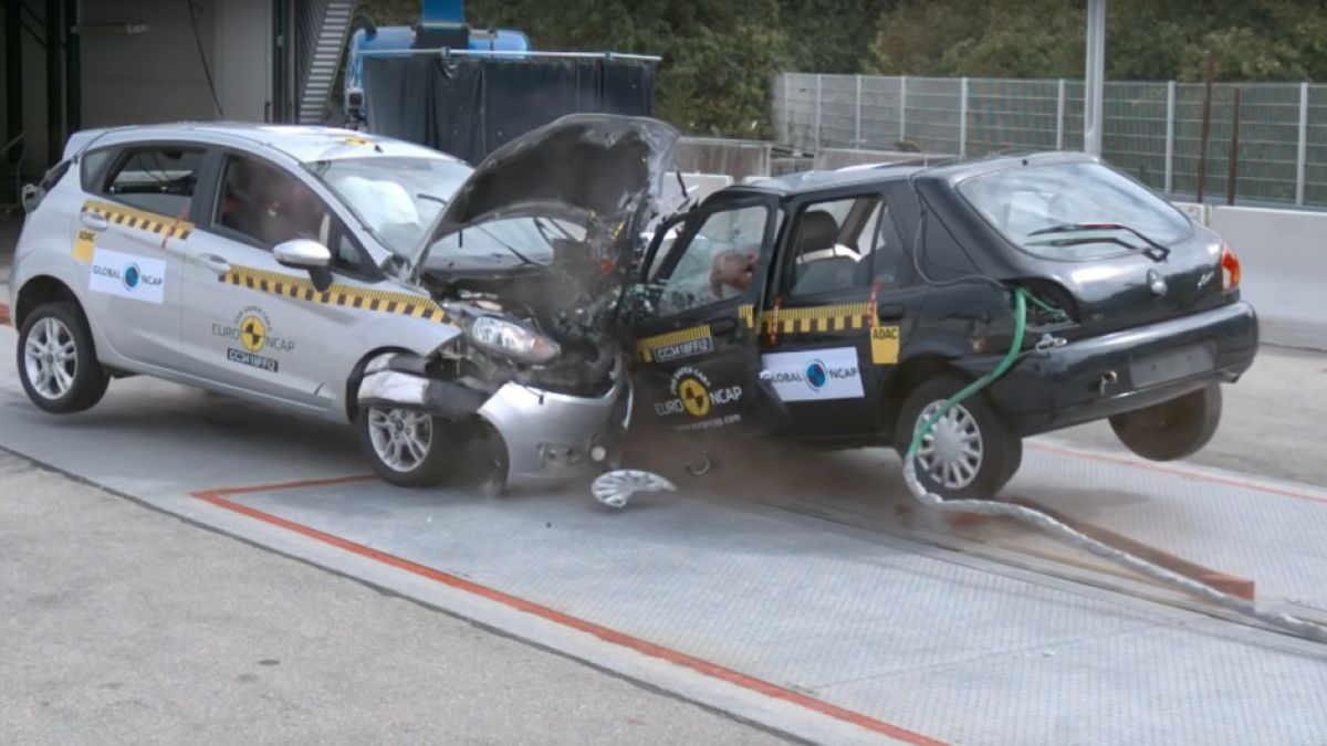Разбиха нов и стар Ford Fiesta в челен сблъсък, вижте нагледно сравнение на безопасността (ВИДЕО)