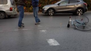 Безумна агресия: Софийски шофьор и велосипедист почнаха да се млатят насред пътя (СНИМКИ)