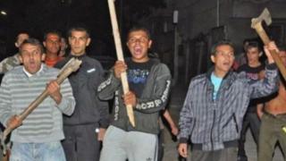 Пак безчинство: Тумба цигани нападнаха и биха полицаи в Сливен, трима служители на реда пострадаха